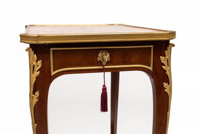  Paul SORMANI (1817-1877), Paris. 
Table d'appoint en marqueterie et bois de placage...