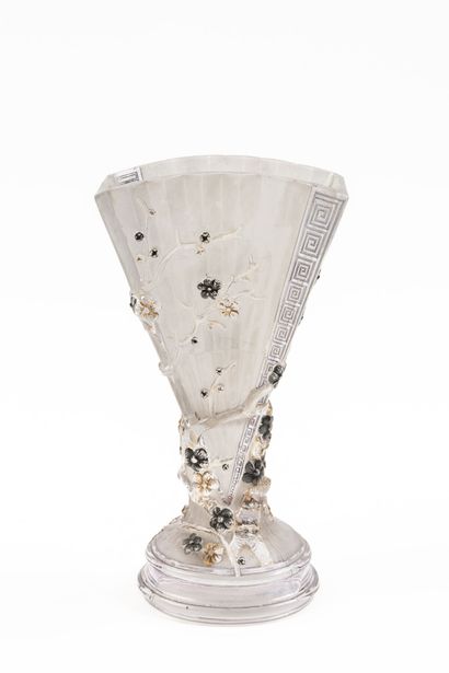 null BACCARAT.

Vase in partially frosted molded crystal with Japanese decoration...