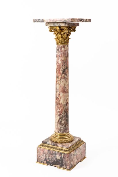 null Column in pink breccia marble, the swivel tray supported by a Corinthian capital.

Ornamentation...