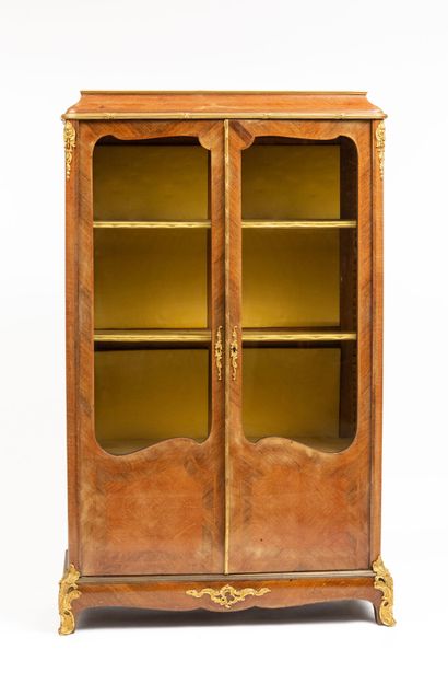 null Bookcase in marquetry of veneer.

It opens to two glass doors.

Ornamentation...