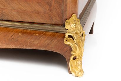 null Bookcase in marquetry of veneer.

It opens to two glass doors.

Ornamentation...