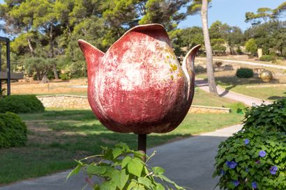 null Jacky COVILLE (born in 1936).

Giant tulip.

Monumental sculpture in painted...