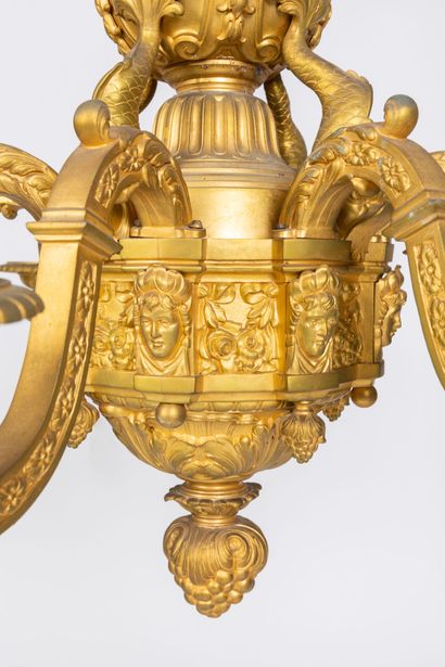 null Important chandelier with eight lights in chased and gilded bronze with rich...