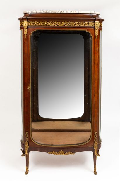 null 
Vitrine en placage de palissandre et filets de marqueterie claire.




Elle...