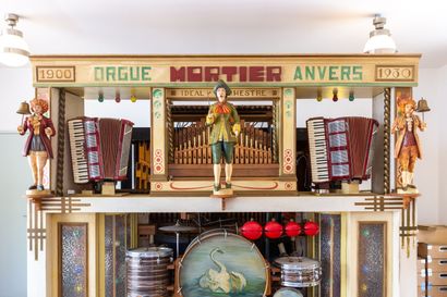 null 
MORTIER in Antwerp.




Dance organ from the 1930's, after 1934.




79 pipes...