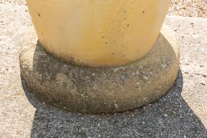 null Important vase in the shape of a canopic base in painted cement.

H_180 cm D_77...