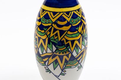 null BOCH KERAMIS et Charles CATTEAU (1880-1966).

Vase en faïence émaillée polychrome,...