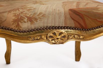  Mobilier de salon en bois sculpté et doré comprenant un canapé, une suite de quatre...