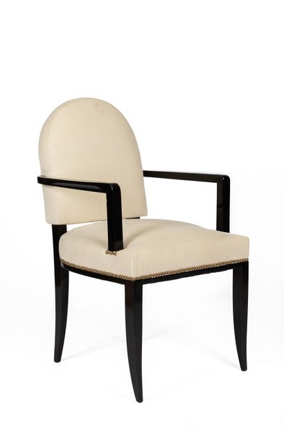 null Jean PASCAUD (1903-1996).

Fauteuil de bureau en bois noirci à pieds sabres.

Les...