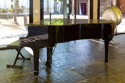 null YAMAHA.

Quarter grand piano model "C3E", black lacquer finish.

Serial number:...