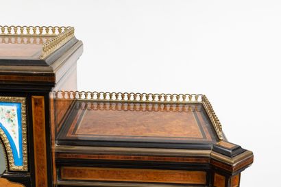 null Important happiness desk in blackened wood, veneer and marquetry of veneer.

Beautiful...