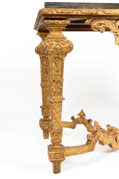  Importante console d'apparat en bois sculpté et redoré à décor d'une coquille ajourée,...