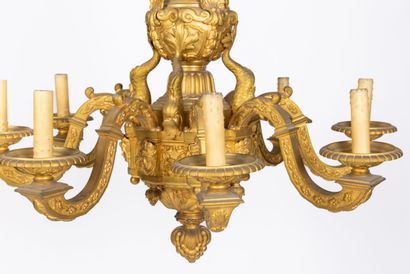 null Important chandelier with eight lights in chased and gilded bronze with rich...