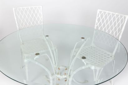 null Table de jardin et quatre chaises en métal laqué blanc à décor de bambous.

Plateau...