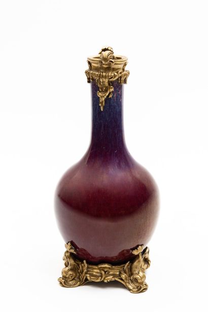  Vase balustre en porcelaine à émail flammé rouge-aubergine, dans une monture européenne...