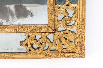 null Important miroir à fronton et parecloses en bois sculpté et doré à décor de...