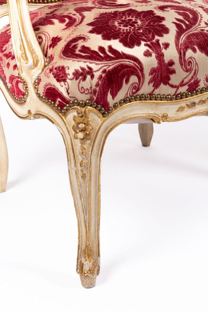 null Pair of armchairs with flat back in molded and carved wood, white lacquered...