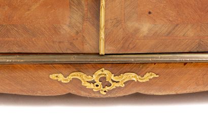 null Bookcase in marquetry of veneer.

It opens to two glass doors.

Ornamentation...