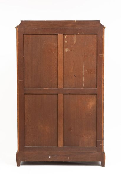 null Bookcase in marquetry of veneer.

It opens to two glass doors.

Ornamentation...