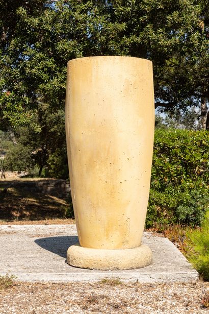 null Important vase en forme de base de canope en ciment peint.

H_180 cm D_77 cm



Vente...