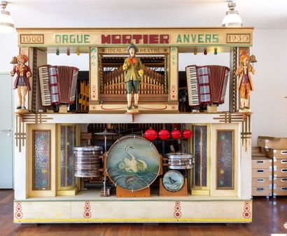 null 
MORTIER in Antwerp.




Dance organ from the 1930's, after 1934.




79 pipes...