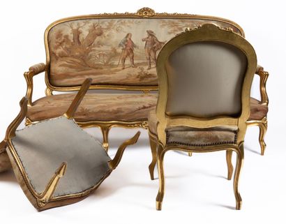 null Mobilier de salon en bois sculpté et doré comprenant un canapé, une suite de...
