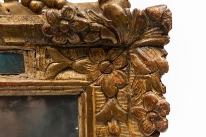 null Petit miroir à parecloses en bois sculpté et doré, le fronton orné d'un médaillon...