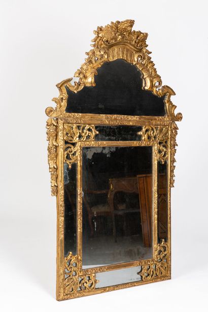 null Important miroir à fronton et parecloses en bois sculpté et doré à décor de...