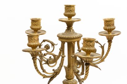 null Garniture de cheminée en bronze ciselé et doré et albâtre, comprenant une pendule...