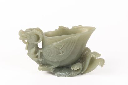  CHINE fin de la dynastie Qing (1644-1912). 
Coupe libatoire oblongue en jade vert...