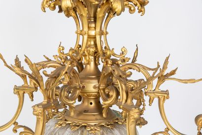  Important lustre en bronze ciselé et doré et cristal taillé à décor d'amours tenant...
