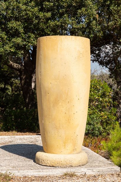 null Important vase in the shape of a canopic base in painted cement.

H_180 cm D_77...