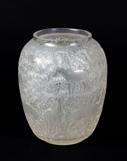 R. LALIQUE France. 
Vase modèle «Biches»...