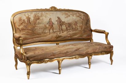  Mobilier de salon en bois sculpté et doré comprenant un canapé, une suite de quatre...