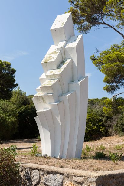 null J. BRET (XXth-XXIth century).

Geometric spray.

Important sculpture in white...