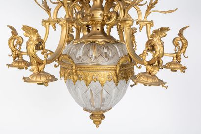  Important lustre en bronze ciselé et doré et cristal taillé à décor d'amours tenant...
