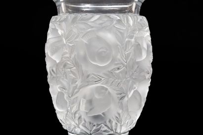 null LALIQUE France.

Vase modèle «Bagatelle», en verre moulé pressé partiellement...