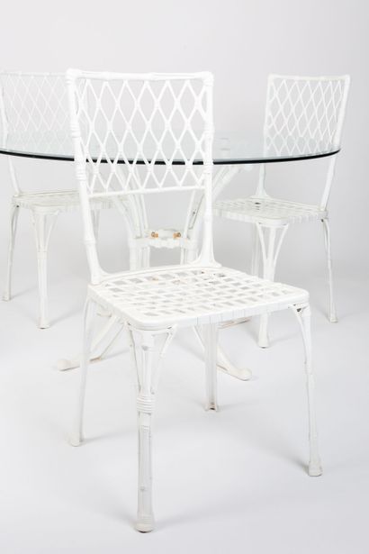 null Table de jardin et quatre chaises en métal laqué blanc à décor de bambous.

Plateau...