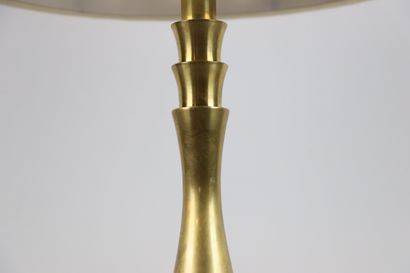 null VAUGHAN. 

Lampe à poser à fût balustre en laiton doré, modèle "Chinon Bouillotte".

Signée....