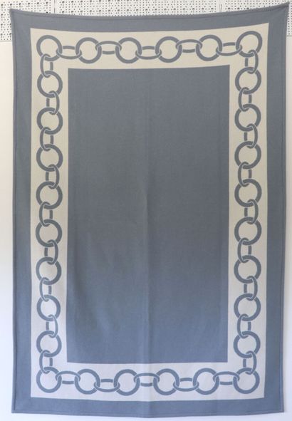 null FRETTE, Italy.

Couverture en laine à anneaux bleus.

H_132 cm L_190 cm