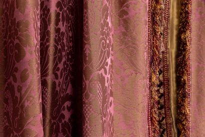 null 
PIERRE FREY Paris, attribué à.




Quatre rideaux en soie partiellement texturée...