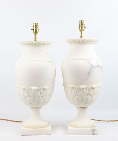 null 
VAUGHAN. 




Paire de lampes modèle "Alba", en albâtre blanc veiné. 




H_...