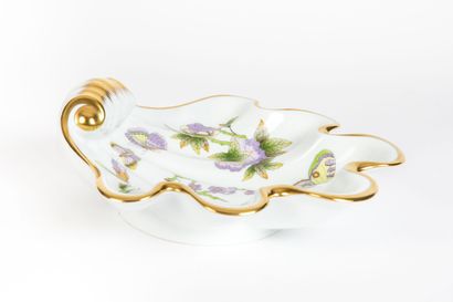 null HEREND, Hongrie. 

Vide-poche coquille en porcelaine émaillée à décor de papillons....