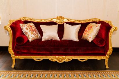 null ARMANDO RHO, Italy.

Canapé d'alcôve en bois sculpté et doré à décor d'enroulements...