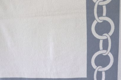 null FRETTE, Italy.

Couverture en laine à anneaux bleus.

H_132 cm L_190 cm