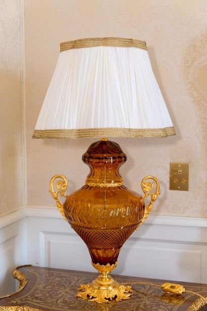 null 
BALDI, Firenze.




Pair of table lamps in cut glass tinted orange and gilded...