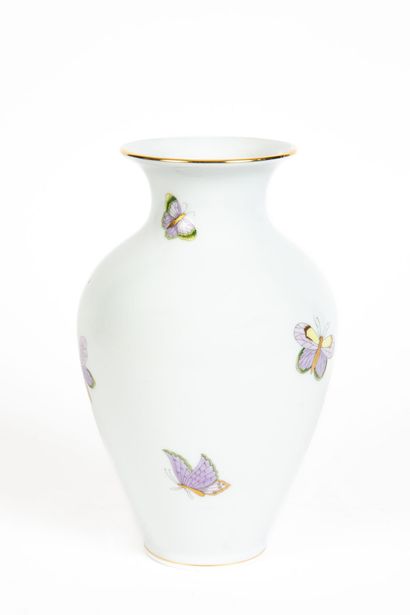 null HEREND, Hongrie. 

Vase balustre en porcelaine émaillée à décor de papillons.

H_24...