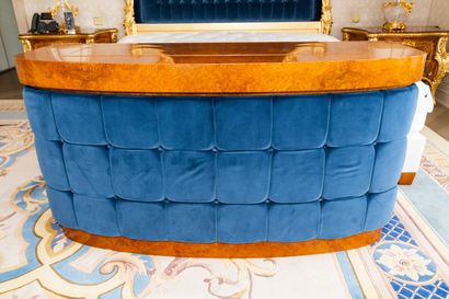 null 
Piece of furniture end of bed in burr wood veneer and blue velvet upholstery.




Can...