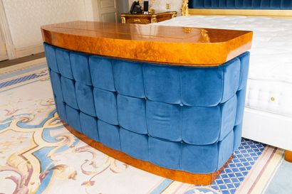 null 
Piece of furniture end of bed in burr wood veneer and blue velvet upholstery.




Can...
