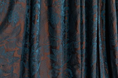 null 
PIERRE FREY Paris, attribué à.




Quatre rideaux en tissu satiné bleu et bronze...